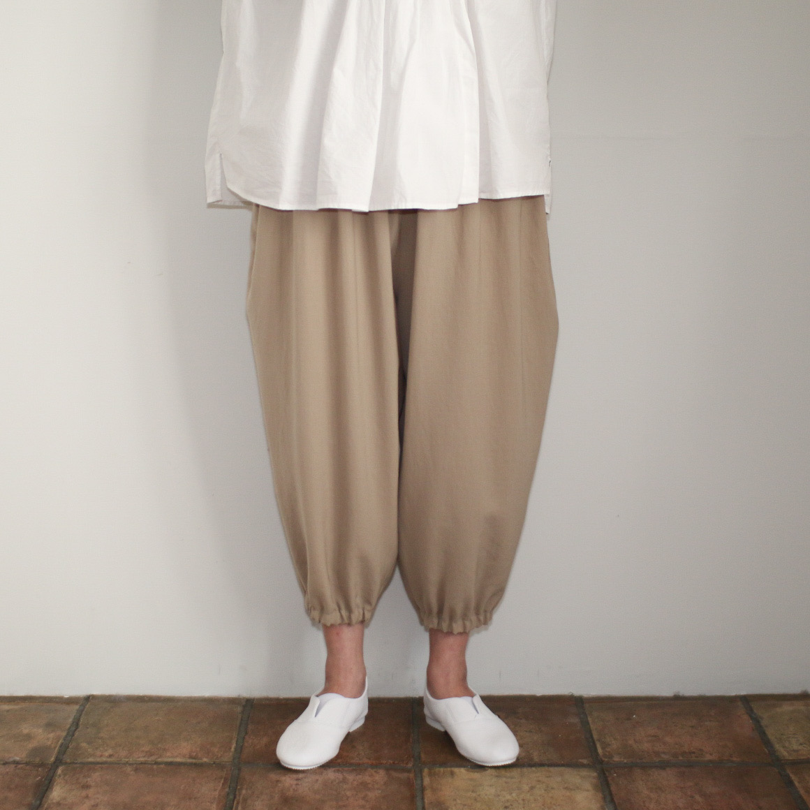 美品 NO CONTROL AIR 強撚ポリエステル ギャザーアラジンパンツ